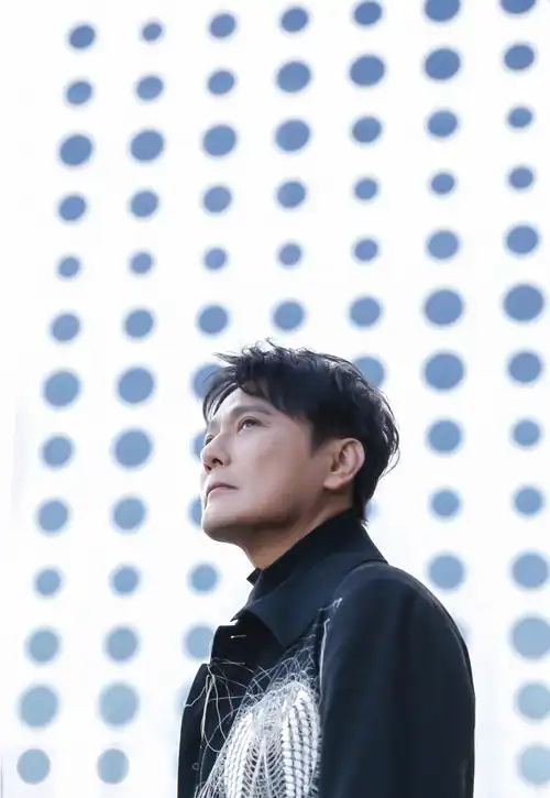 张信哲《慢慢走》新歌上线 首次以音乐创作营形式制作