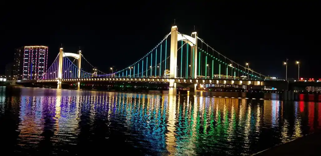 大凌河又是朝阳的一道风景线,市民休闲的好地方