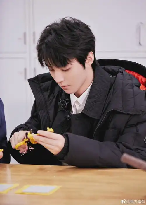 走单骑预告剧照#王俊凯《万里走单骑》剧照黑色外套 黑色羽绒服造型