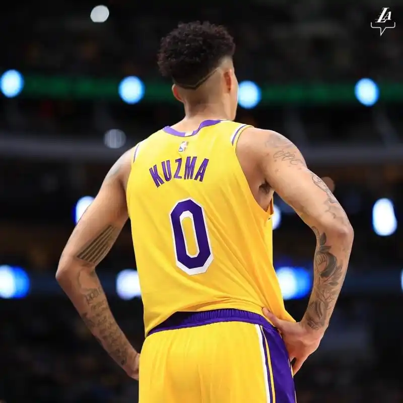 百变造型!库兹马在今日训练中展示全新金色发型