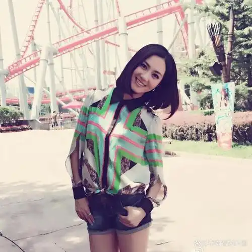 央视的主持人都是落落大方,端庄严肃,特别是财经频道的主持人