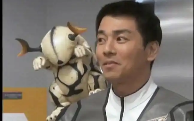 梦比优斯奥特曼小艾雷王在迫水队长的肩膀上好可爱队长的脸都变形了