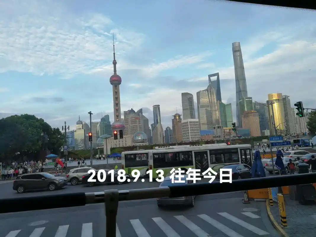 2018年的今天,在上海乘观光巴士游览,静安区 外滩 - 抖音