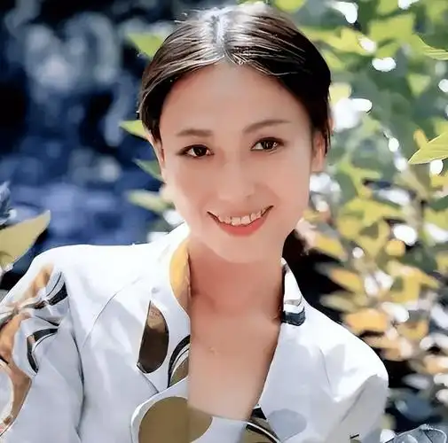 著名演员左翎:父亲患癌早逝,离婚后带着女儿再婚,如今怎样了?