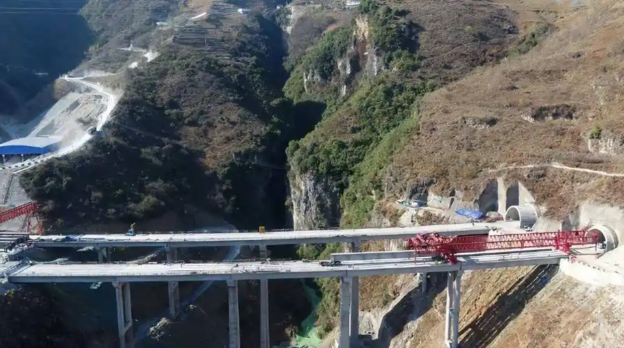 四川路桥承建的宜宾至攀枝花沿江高速吾多拉达大桥实现双幅贯通