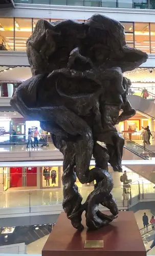 侨福芳草地雕塑艺术欣赏