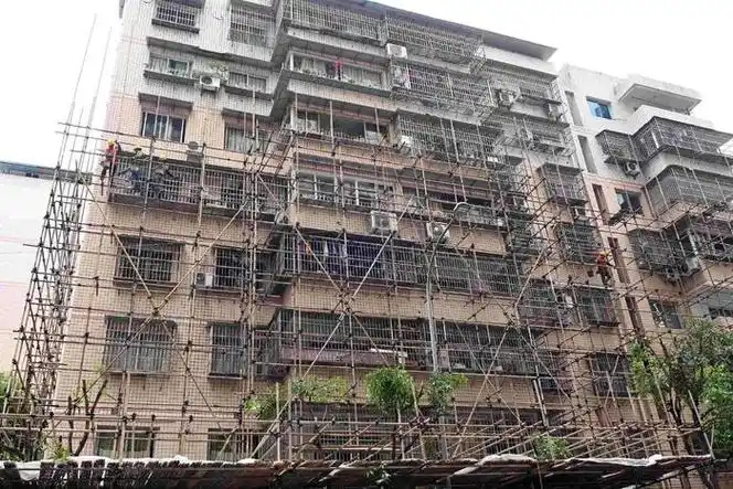 重庆忠县乐天路社区对老旧居民楼外墙瓷砖进行改造