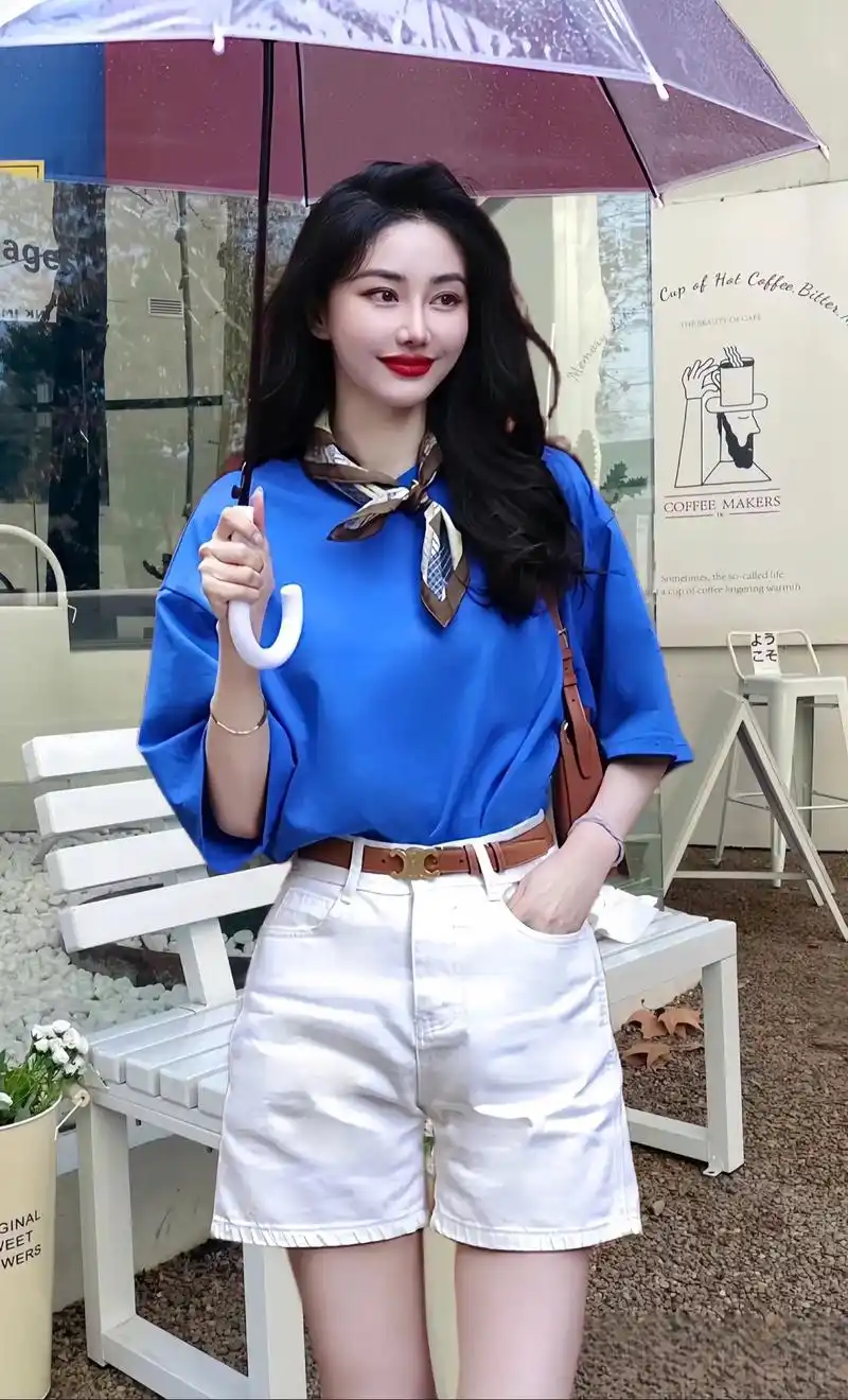 姐妹们～这套港风蓝t恤搭配高腰短裤真的好高级呀～洋气又减龄, - 抖