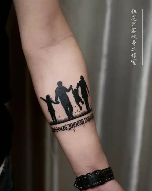 家人纹身图片_手臂手部图腾点刺背影人物背影家人背影纹身图案(2)