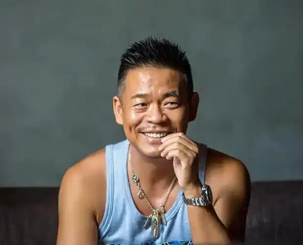 孙浩:26岁上春晚走红,得罪杨坤20年不说话,55岁至今未婚没孩子