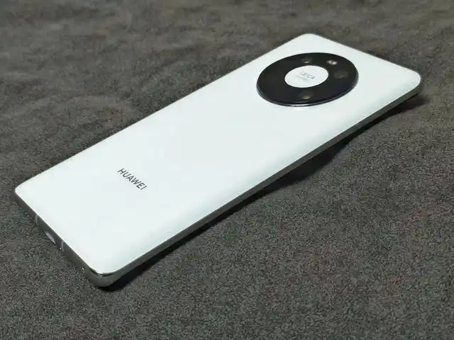 秀科技华为mate40釉白色真机图赏