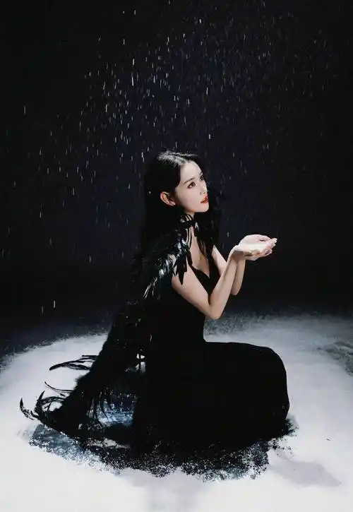 蒋依依22岁生日照 穿吊带羽毛白裙梦幻唯美纯欲风拉满 黑裙成熟妩媚