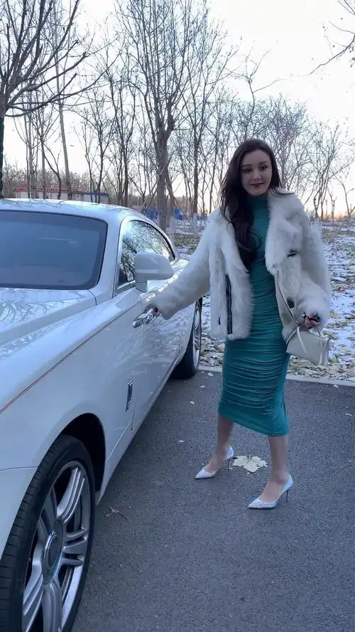 漂亮的女生小姐姐开的劳斯莱斯魅影.