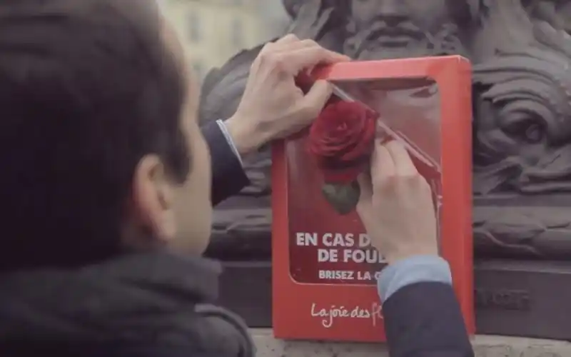 巴黎爱情应急箱一见钟情就能取出玫瑰真不愧是浪漫之都