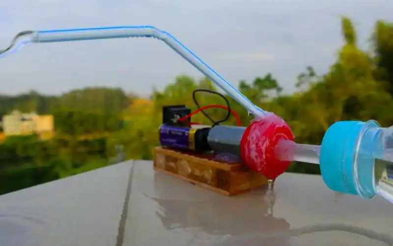 马达和瓶盖做成的小抽水泵打开按钮就能不断出水展示制作全过程