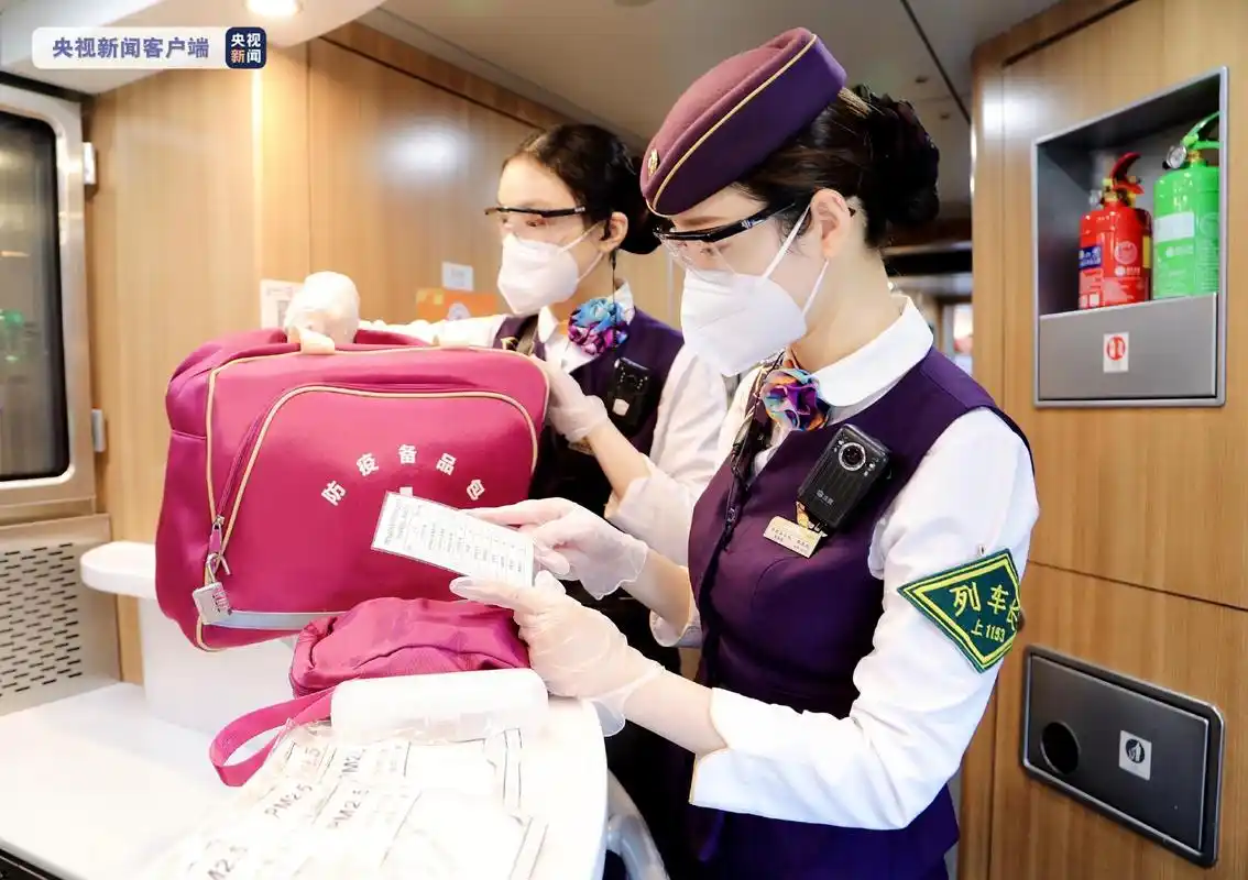 合肥客运段乘务人员在检查列车防疫物资