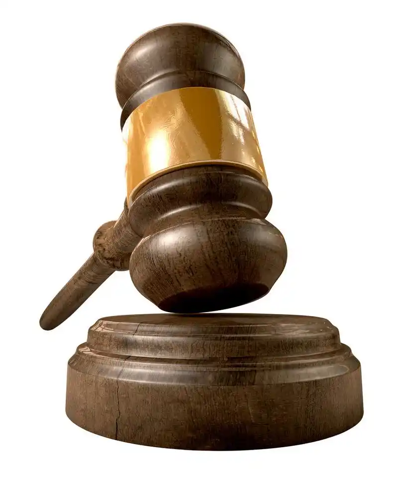 拍卖锤,铜修剪孤立的背景上经常木拍卖锤