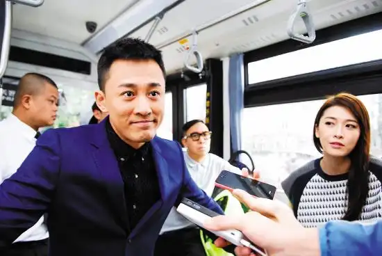 林峰和周丽淇在巴士上接受采访羊城晚报记者 孙小文 实习生 张诚音 文