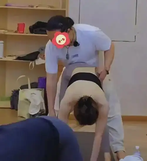 吃瓜疯狂教练指导女学员练瑜伽体位紧贴居然引发性冲动