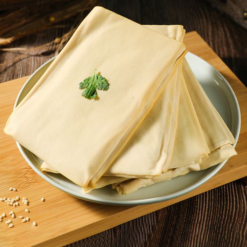 豆腐皮,又称豆皮或腐皮,是煮沸豆浆表面凝固的薄膜,可鲜吃或晒干后吃