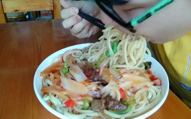 每天一碗面,今天来碗葱爆牛肉拌面,大口吸面,过瘾