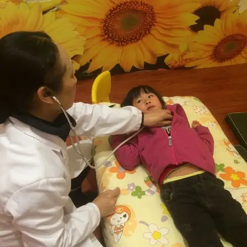 医生在听心跳吧