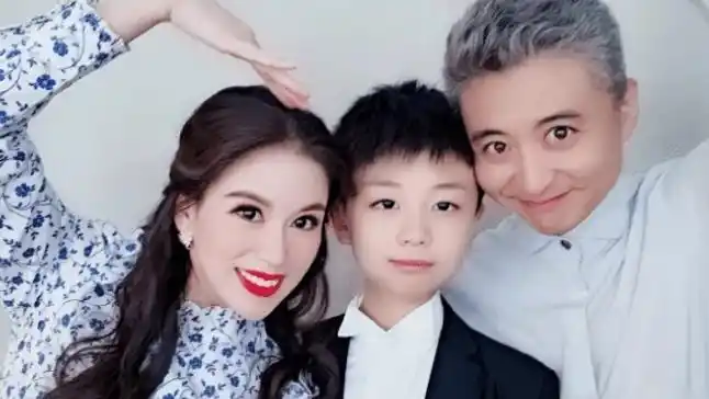 他的师傅是姜昆,周炜个人发展也非常好,妻子高明婷私底下打扮很年轻