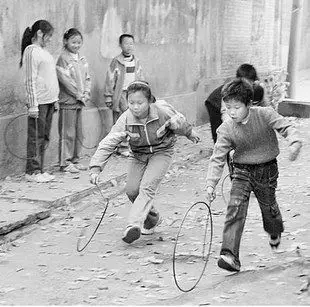 滚铁环,童年时的酷爱之一,从未退场.