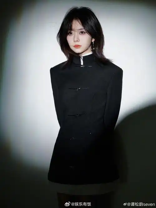 周六下午有谭松韵seven的新图了尝试全包眼线搭配新中式黑裙