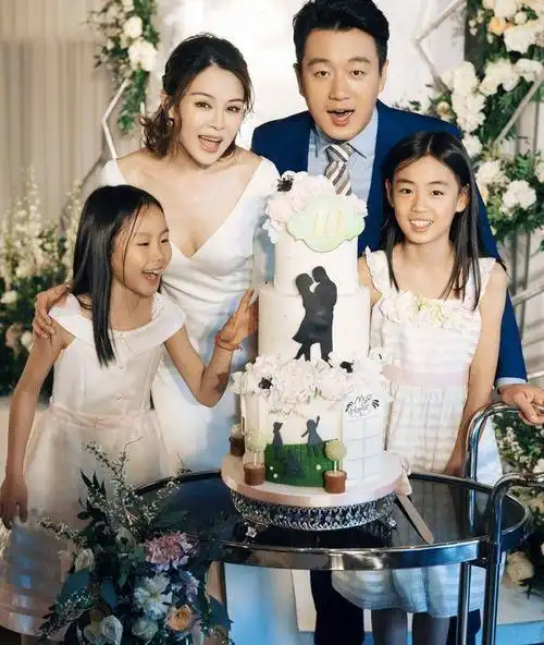 佟大为关悦结婚十周年晒全家福,大女儿气质好,二女儿出生却成迷