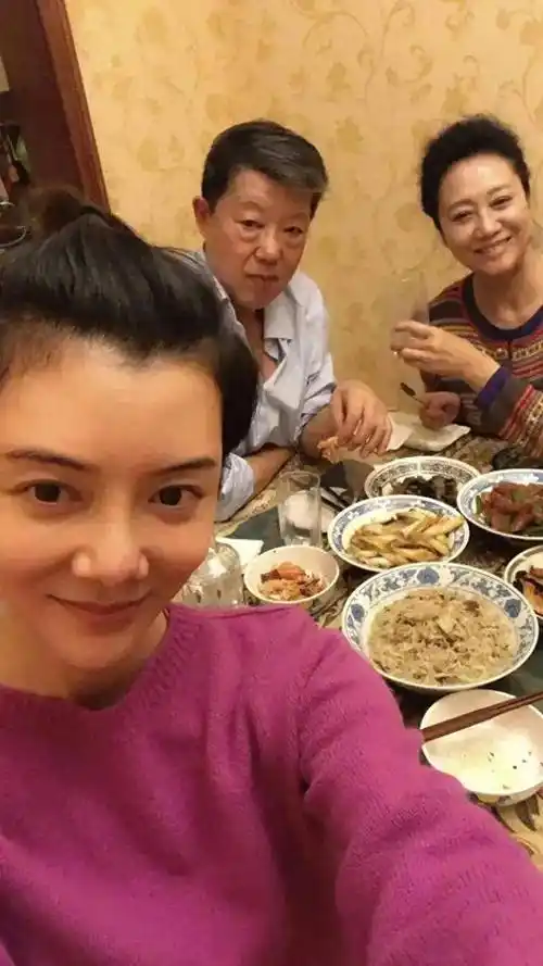 车晓晒一家三口照,40岁还在扮嫩扎小揪揪!_照片_家庭_网友