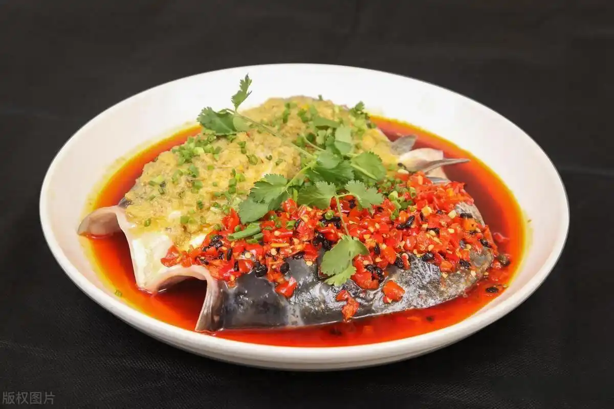 长沙双椒鱼头:酸辣鲜美的湖南经典菜肴 长沙双椒鱼头是湖南菜中的经典