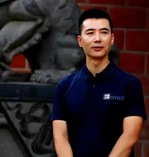 主持人郭志坚工作25年零绯闻儿子12岁就出书妻子身份是个谜