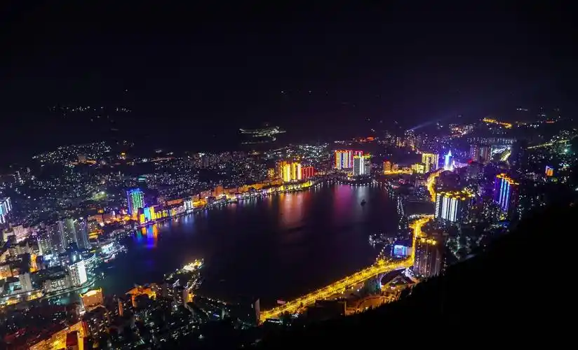 曾经繁华的云南"小香港",被誉为"锡都"的个旧_金湖_夜景_阴山