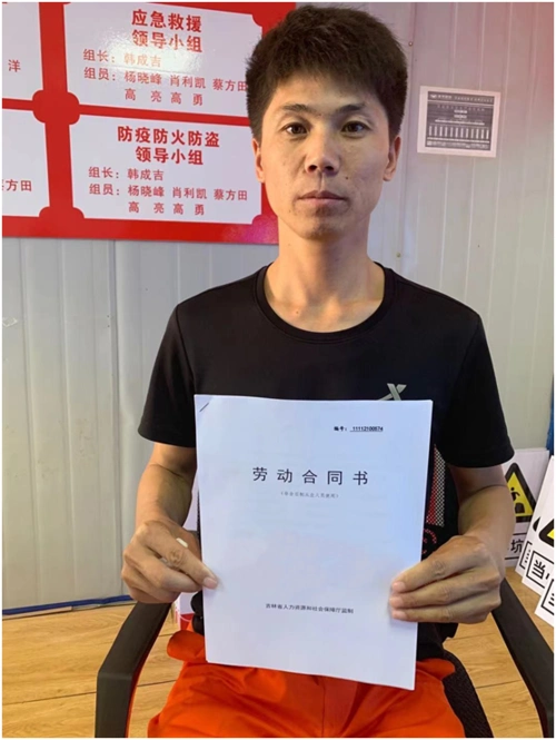 工作人员在乾丰-力旺工地指导劳动者签订合同【图片新闻】