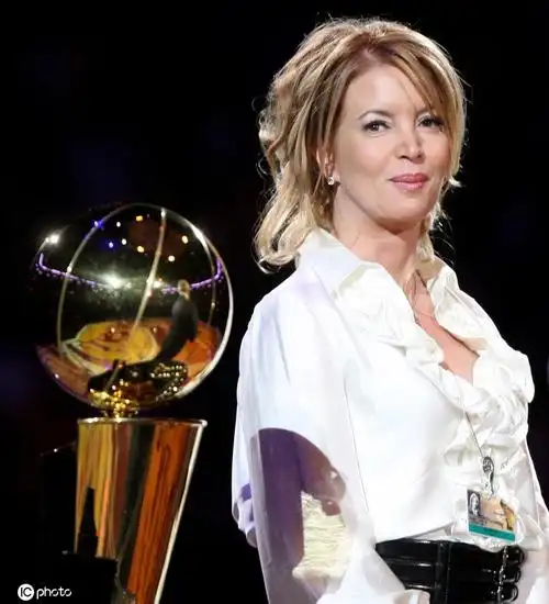 组图:湖人现任总裁珍妮-巴斯 年近60风韵犹存