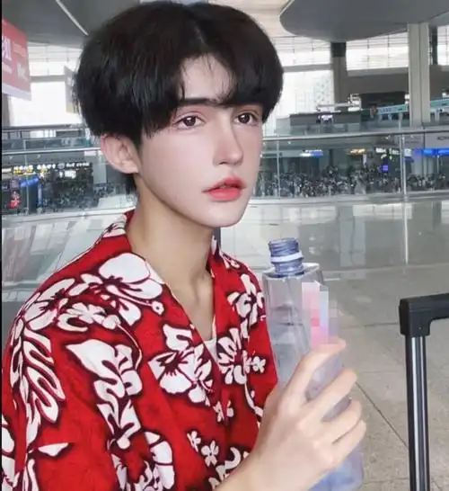 太敬业糖果君哈被网暴到崩溃晒住院照网友质疑这样还不停更