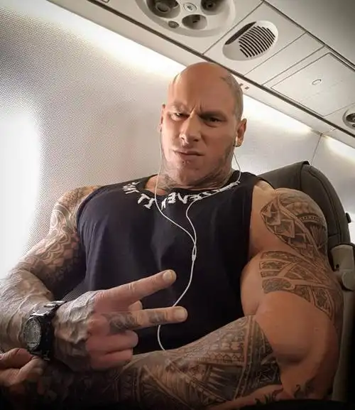 马丁福特真乃人间巨兽,因身体块头太大,飞机座位都特定款