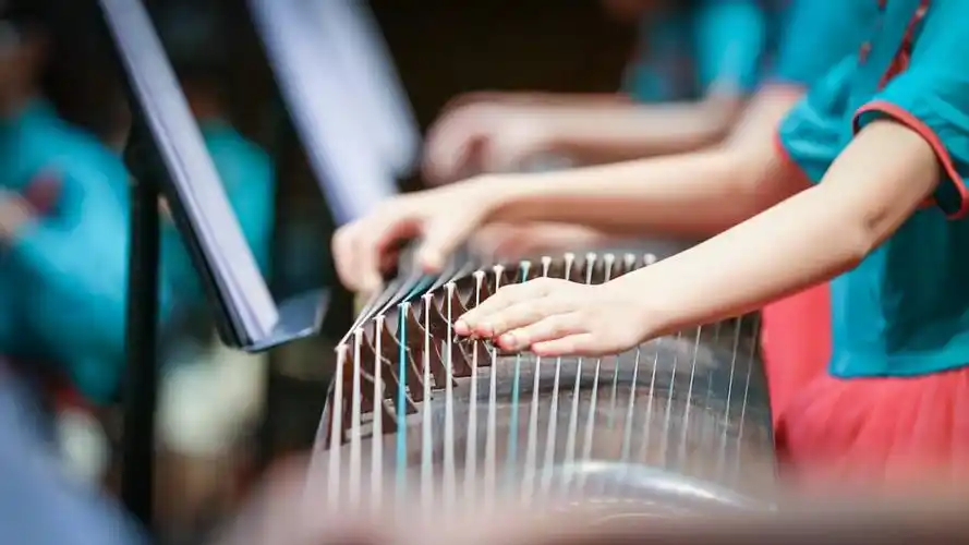 用传统乐器演奏孩子们喜欢的现代曲才是最好的传承