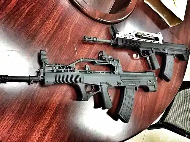 安装这种改件的95式步枪显得比较圆润,与scar自动步枪一样,均带有四个