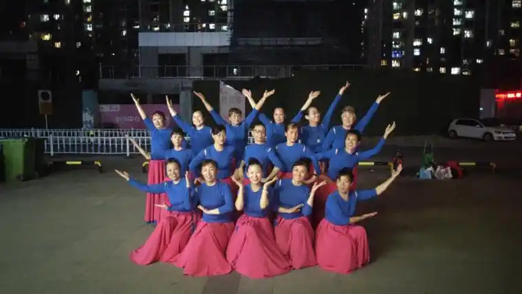 花田广场舞《欢歌中国梦》云裳16人队形排练附教学稍变动