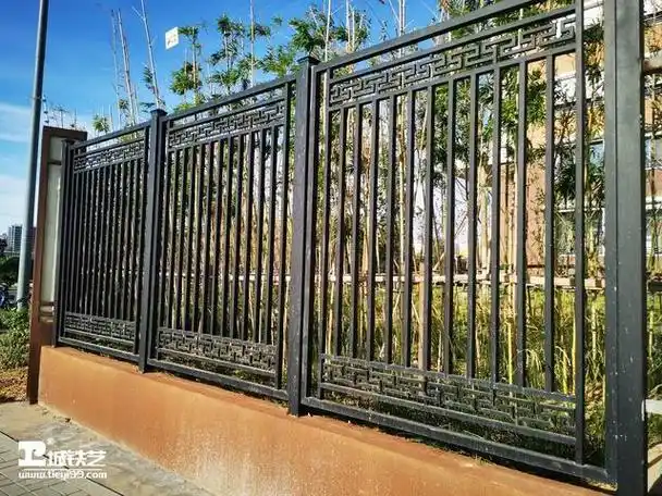 今天是1万款铁艺栏杆的第254期,一款非常漂亮的中式铁艺围墙,这个的