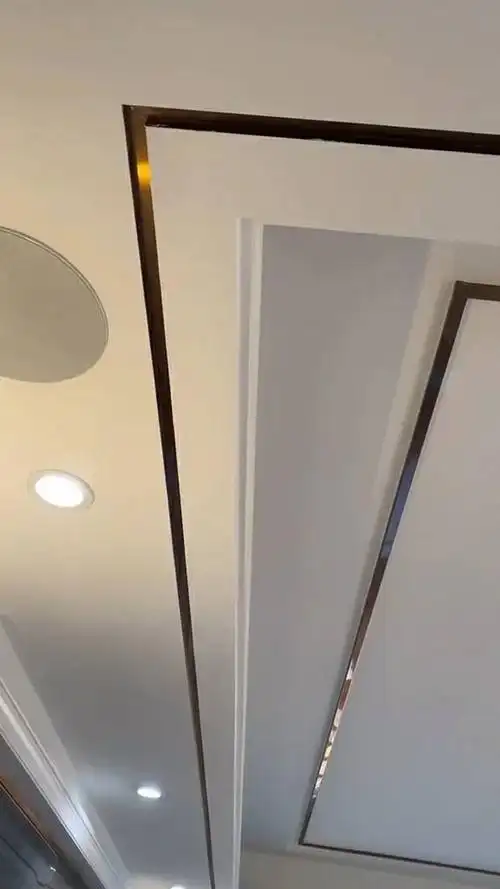 吊顶加入黑钛金元素,这个主灯设计也好看!