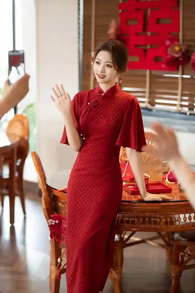 红色旗袍具有浓厚中国传统文化特色, 不仅代表了中国传统美学, - 抖音