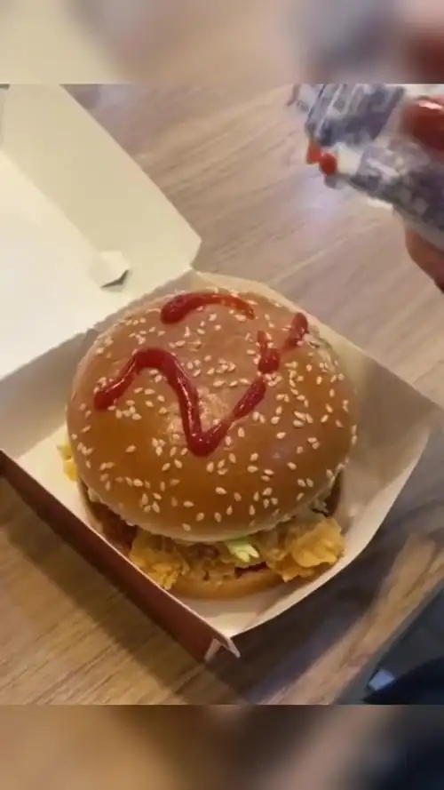 萌妹只用个汉堡,再加上个薯条,给自己过22岁生日!