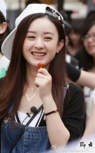 赵丽颖(zanilia zhao,1987年10月16日——),生于河北省廊坊市,中国