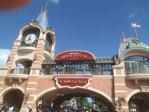 一开始,来到的就是迪士尼的大门,门上充满了童话的气息.