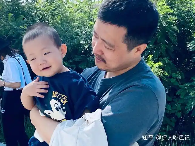 漫长的季节王佳佳曾与大27岁导演何平传绯闻如今39岁已成贤妻良母