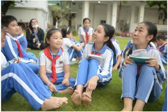 深晚报道|光着小脚丫参加"草地诗会" 深圳实验学校小学部星星童诗社的