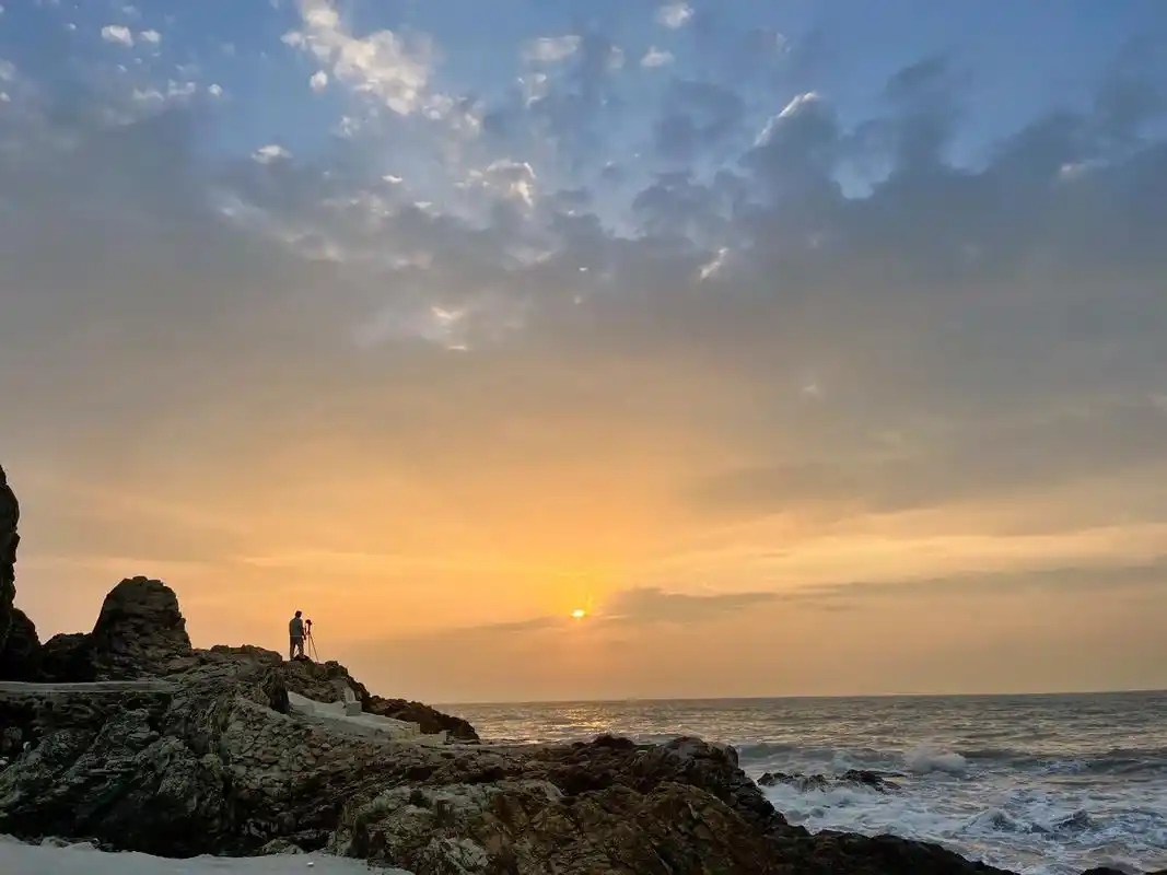 日落很好看  但却是孤独一人#海边日落晚霞 #想和你看一场日 - 抖音